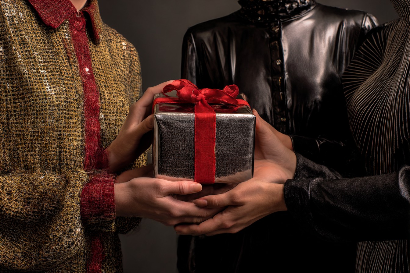 im1979_How_I_Navigate_Gift-Giving_Between_Friends_with_Differ_50162656-d721-4609-a8bb-10518e3489c9_2